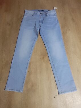 Tahari Cloud Wash Light Blue Jeans